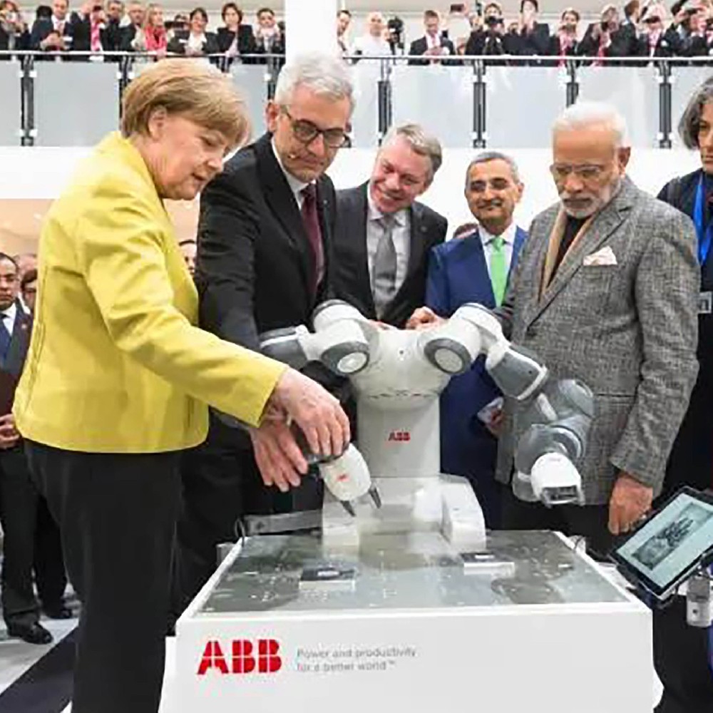 德国总理默克尔握手木马设计参与开发的ABB机器人YUMI